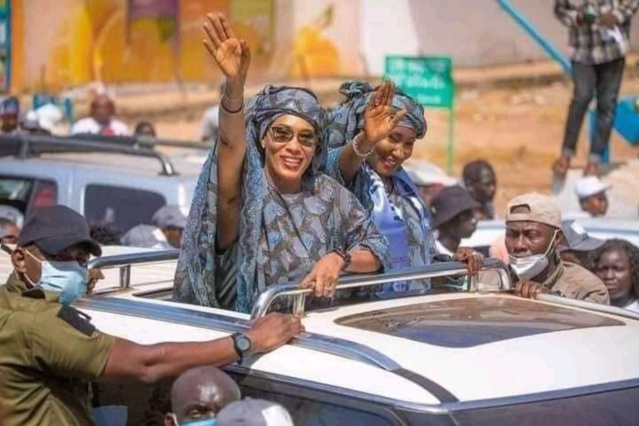 Gambie présidentielle: Fatou Bah et sa co-épouse battent campagne pour leur mari, Adama Barrow Gambie présidentielle: Fatou Bah et sa co-épouse battent campagne pour leur mari, Adama Barrow