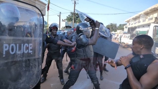 Kédougou / Locales 2022 : Les violents affrontements entre les militants de Guirassy et la Police ont fait 6 blessés dont 2 graves. Kédougou / Locales 2022 : Les violents affrontements entre les militants de Guirassy et la Police ont fait 6 blessés dont 2 graves.