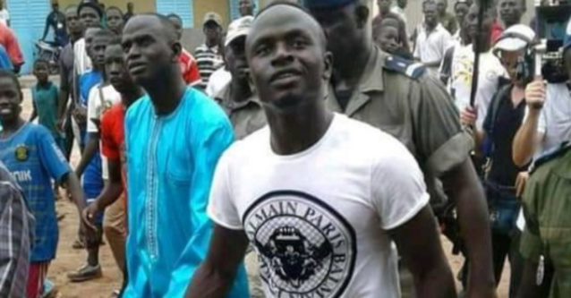 Bambali: Meilleurs élèves du lycée: Sadio Mané offre un ordinateur et 250.000 F CFA à chacun Bambali: Meilleurs élèves du lycée: Sadio Mané offre un ordinateur et 250.000 F CFA à chacun