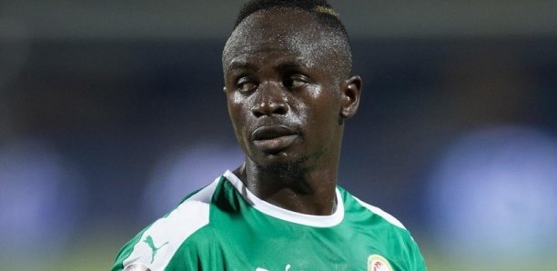 Touché aux côtes : Sadio Mané quitte la tanière et retourne en Angleterre Touché aux côtes : Sadio Mané quitte la tanière et retourne en Angleterre
