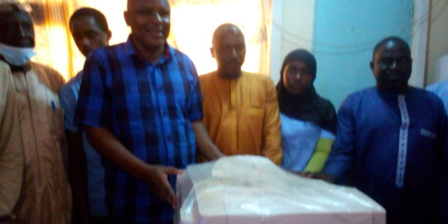 KOLDA : Mame Boye Diao (DG des Domaines) offre une photocopieuse au lycée Alpha Molo Baldé.