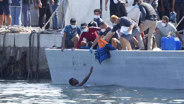Naufrage dans la Manche : 27 migrants morts, 4 passeurs suspects arrêtés