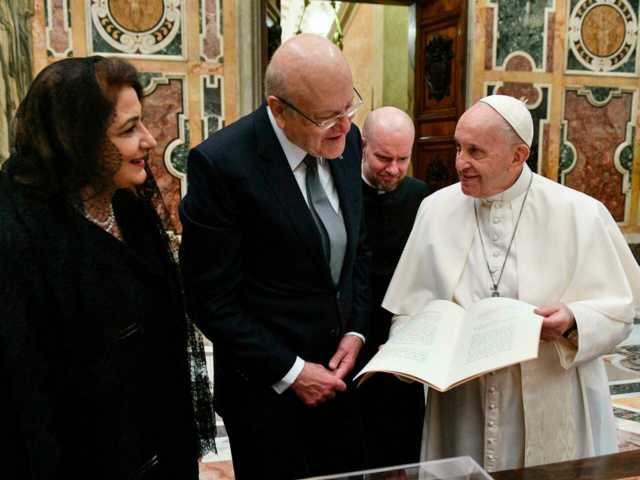 Le chef du gouvernement libanais Najib Mikati reçu par le pape François