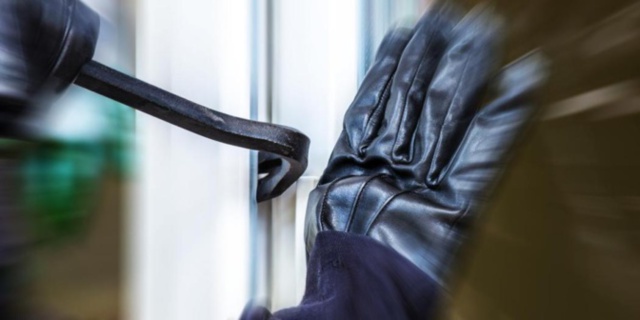 Le commerçant dévalise la chambre de son marabout béninois, après y avoir passé la nuit avec sa copine Le commerçant dévalise la chambre de son marabout béninois, après y avoir passé la nuit avec sa copine