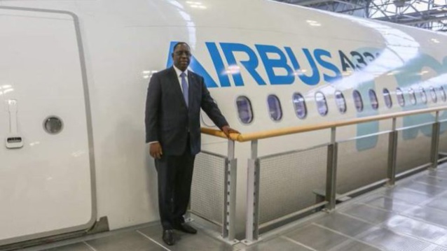 L’avion de Macky atterrit à l’Assemblée nationale L’avion de Macky atterrit à l’Assemblée nationale