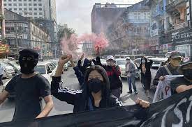 Birmanie: des militaires foncent en voiture sur des manifestants Birmanie: des militaires foncent en voiture sur des manifestants