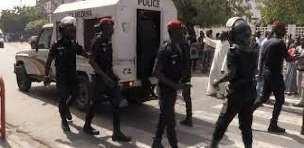Combat Siteu-Papa Sow: 54 individus interpellés, 42 motos immobilisées, des armes blanches saisies par la police Combat Siteu-Papa Sow: 54 individus interpellés, 42 motos immobilisées, des armes blanches saisies par la police