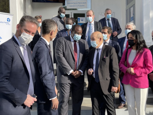 Visite : Le ministre français des affaires étrangères, Jean-Yves Le Drian dans les locaux de l’Institut Pasteur de Dakar.