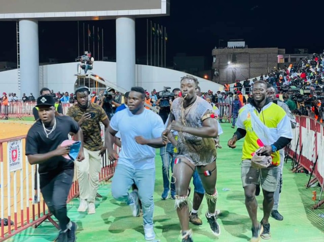 Drapeau Mame Boye DIAO- Les images exclusives Drapeau Mame Boye DIAO- Les images exclusives