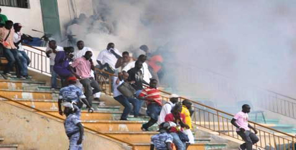 Navetanes à Rufisque : Un mort, 20 blessés et un stade saccagé Navetanes à Rufisque : Un mort, 20 blessés et un stade saccagé