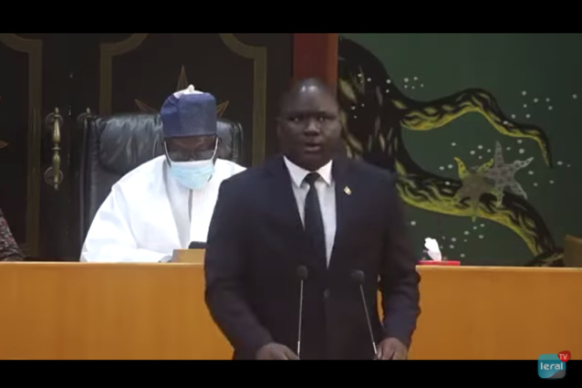 Dethié Fall à Antoine Diome: "Vous mettez ce pays sous sous par votre incompétence et ..." Dethié Fall à Antoine Diome: "Vous mettez ce pays sous sous par votre incompétence et ..."