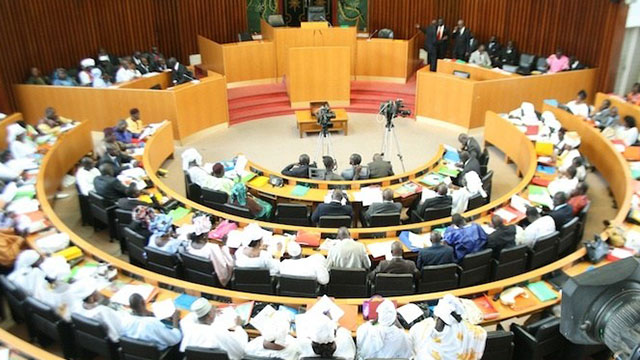 Les députés «noient» Serigne Mbaye THIAM et «déchirent» le contrat de Sen’eau Les députés «noient» Serigne Mbaye THIAM et «déchirent» le contrat de Sen’eau