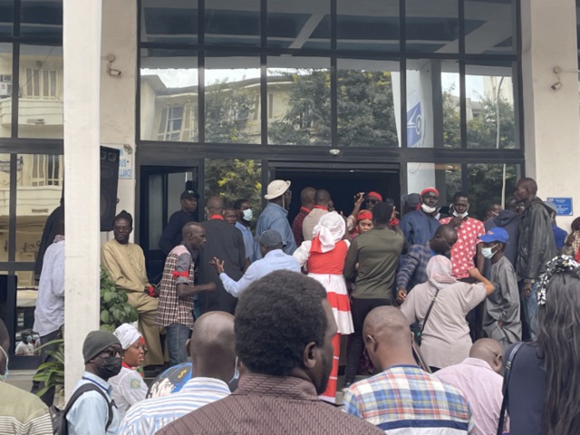 Mouvement d’humeur à la Poste : Les travailleurs envahissent la direction pour paralyser le système. Mouvement d’humeur à la Poste : Les travailleurs envahissent la direction pour paralyser le système.