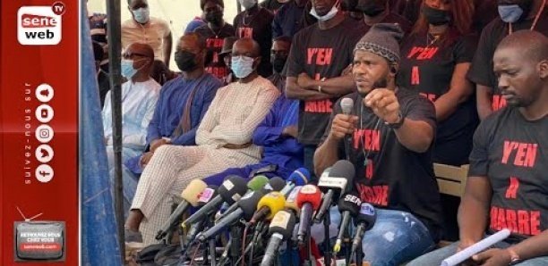 "Macky doit penser aux préoccupations des étudiants au lieu de recevoir des voleurs au Palais". ( Y'en a marre, Frapp) "Macky doit penser aux préoccupations des étudiants au lieu de recevoir des voleurs au Palais". ( Y'en a marre, Frapp)