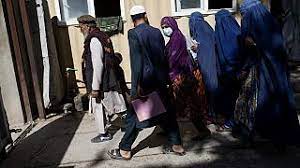 Afghanistan : à Kaboul, un passeport à tout prix pour fuir le pays Afghanistan : à Kaboul, un passeport à tout prix pour fuir le pays