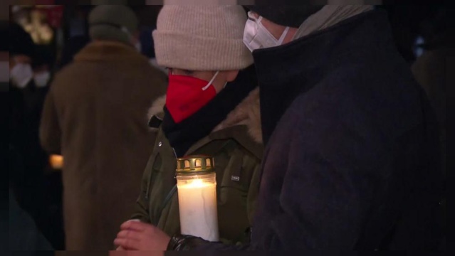 Face à la pandémie de Covid-19, la population européenne oscille entre colère et recueillement Face à la pandémie de Covid-19, la population européenne oscille entre colère et recueillement