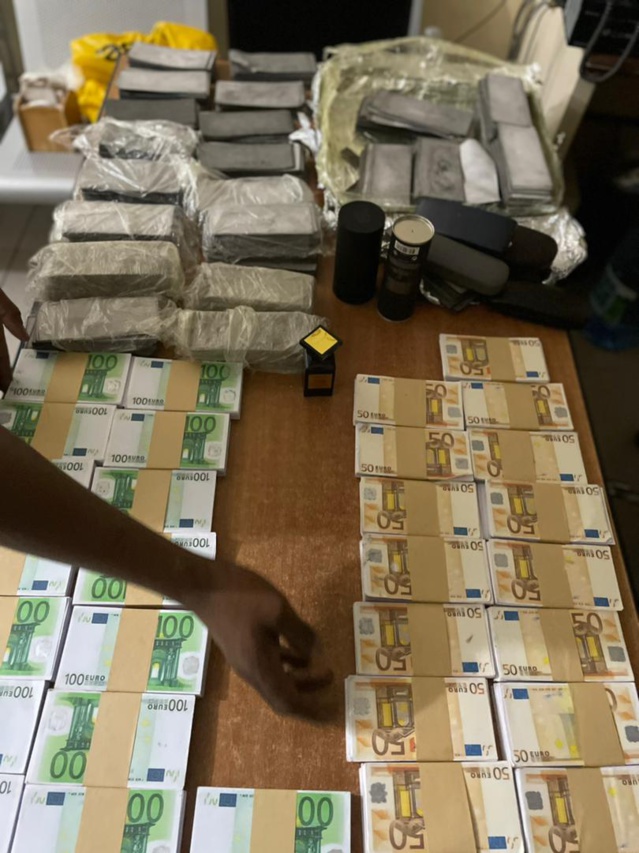 SAISIE DE PRÈS DE 4 MILLIARDS DE FAUX BILLETS À DAKAR- Les faux-monnayeurs Cheikh Kane, Laye Ba déférés ce lundi matin...Deux Ivoiriens activement recherchés SAISIE DE PRÈS DE 4 MILLIARDS DE FAUX BILLETS À DAKAR- Les faux-monnayeurs Cheikh Kane, Laye Ba déférés ce lundi matin...Deux Ivoiriens activement recherchés