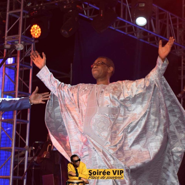 " NOËL À DAKAR"-  Youssou Ndour électrise la foule de la Place du Souvenir