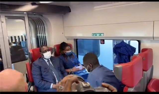 Arrêt sur image- Le Président Macky Sall  lors du lancement du TER en compagnie de la Première Dame, Marième Faye Sall et ses enfants (VIDÉO)