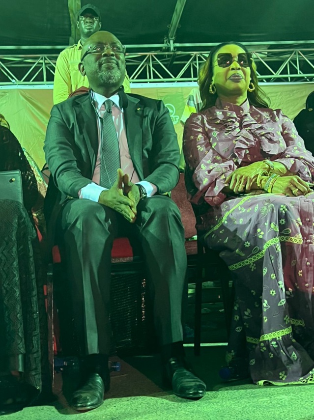 Cadeaux de noël et fin d’année - Cheikh Ba gâte les enfants de la Médina et promet... (texte et vidéos) Cadeaux de noël et fin d’année - Cheikh Ba gâte les enfants de la Médina et promet... (texte et vidéos)