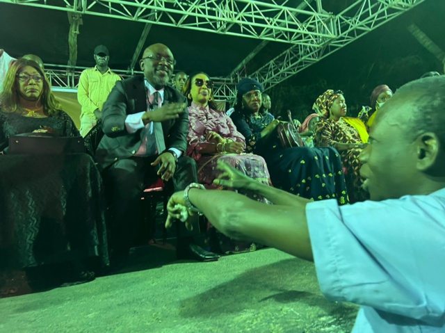 Cadeaux de noël et fin d’année - Cheikh Ba gâte les enfants de la Médina et promet... (texte et vidéos) Cadeaux de noël et fin d’année - Cheikh Ba gâte les enfants de la Médina et promet... (texte et vidéos)