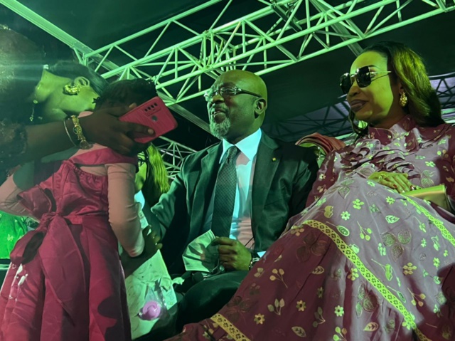 Cadeaux de noël et fin d’année - Cheikh Ba gâte les enfants de la Médina et promet... (texte et vidéos) Cadeaux de noël et fin d’année - Cheikh Ba gâte les enfants de la Médina et promet... (texte et vidéos)