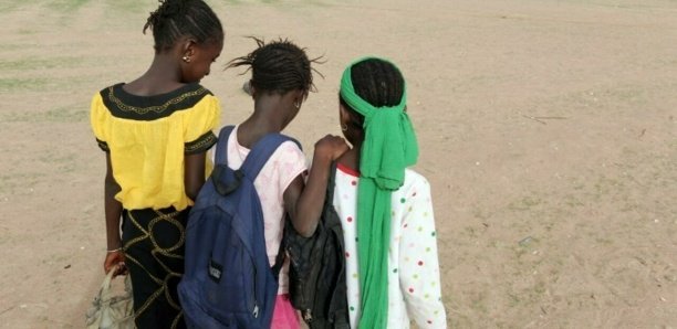 Sénégal: mise au point du gouvernement après une vidéo d'élèves étudiant sur des briques Sénégal: mise au point du gouvernement après une vidéo d'élèves étudiant sur des briques