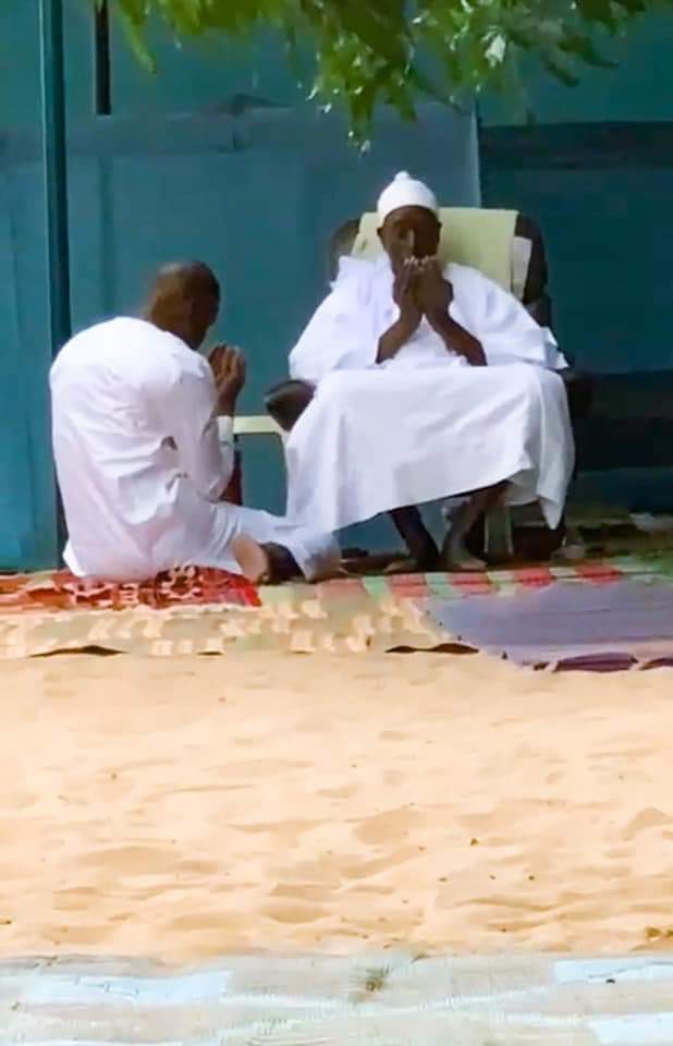 Ousmane Sonko reçu par Serigne Cheikh Saliou, fils aîné de Serigne Saliou Mbacké (IMAGES) Ousmane Sonko reçu par Serigne Cheikh Saliou, fils aîné de Serigne Saliou Mbacké (IMAGES)