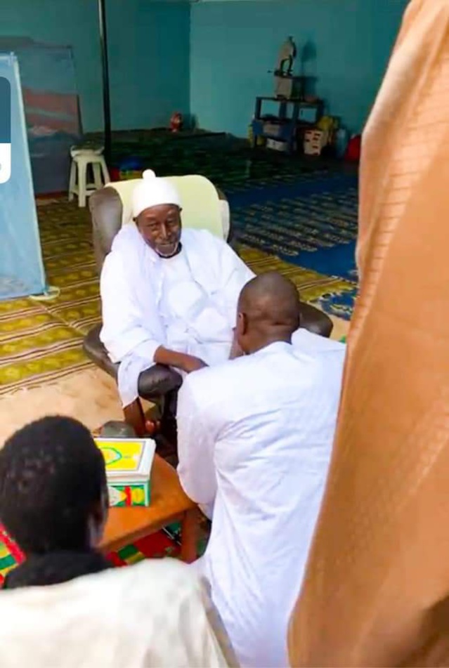 Ousmane Sonko reçu par Serigne Cheikh Saliou, fils aîné de Serigne Saliou Mbacké (IMAGES)