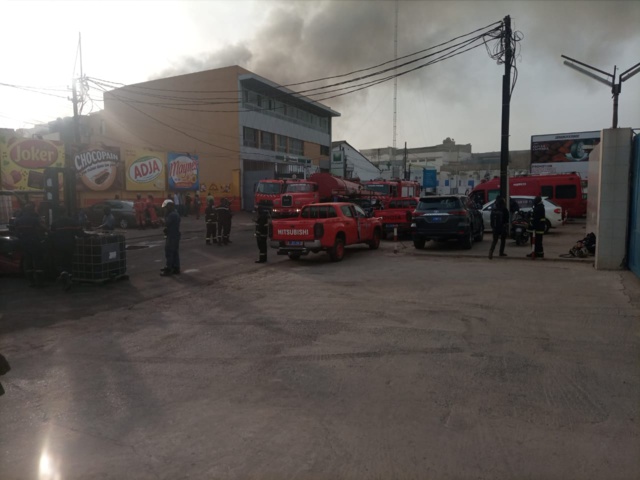 À un jet de pierre du port de Dakar, un entrepôt de pneus ravagé par un incendie ( TEXTE ET IMAGES)