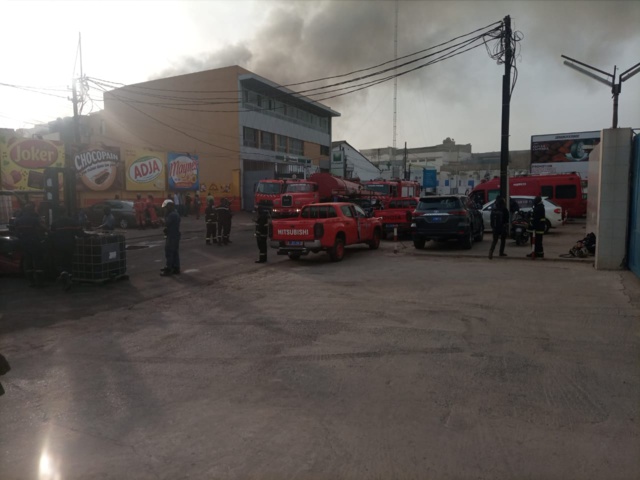 À un jet de pierre du port de Dakar, un entrepôt de pneus ravagé par un incendie ( TEXTE ET IMAGES) À un jet de pierre du port de Dakar, un entrepôt de pneus ravagé par un incendie ( TEXTE ET IMAGES)