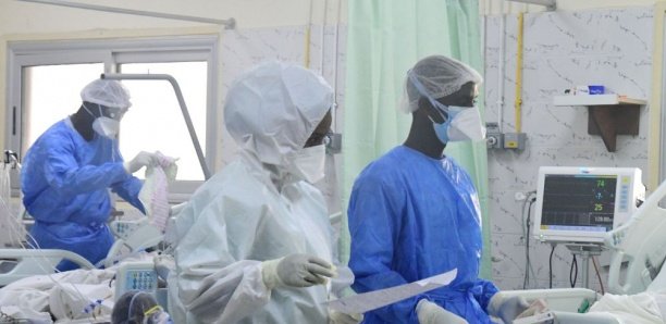 COVID-19 : Les hôpitaux submergés par les victimes d'Omicron COVID-19 : Les hôpitaux submergés par les victimes d'Omicron