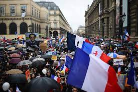 Les anti-pass et antivax protestent en France et en Autriche Les anti-pass et antivax protestent en France et en Autriche