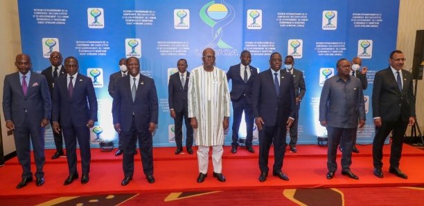 Sanctions de la Cedeao contre Bamako: Les étudiants maliens à Dakar tirent sur Macky & Cie Sanctions de la Cedeao contre Bamako: Les étudiants maliens à Dakar tirent sur Macky & Cie