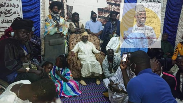 Médina : Les "Baye Fall" déroulent le tapis rouge pour le candidat  de la coalition BBY Cheikh Ba (Images exclusives) Médina : Les "Baye Fall" déroulent le tapis rouge pour le candidat  de la coalition BBY Cheikh Ba (Images exclusives)
