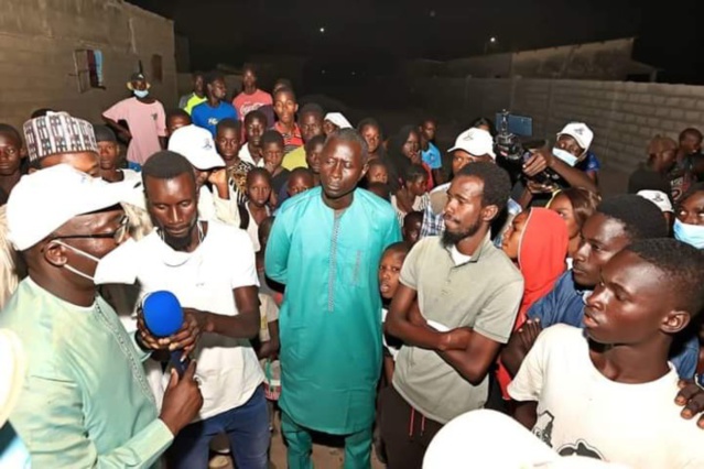 Locales à Kaolack : La jeunesse de Kabatoki, à travers les 15 ASC, forme un bouclier autour de Papa Mademba Bitèye et lui promet une victoire éclatante au soir du 23 janvier. Locales à Kaolack : La jeunesse de Kabatoki, à travers les 15 ASC, forme un bouclier autour de Papa Mademba Bitèye et lui promet une victoire éclatante au soir du 23 janvier.