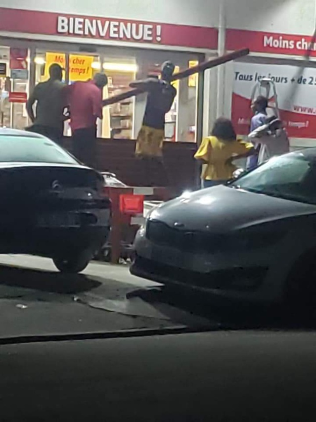 Par crainte de violences électorales – Auchan se barricade Par crainte de violences électorales – Auchan se barricade