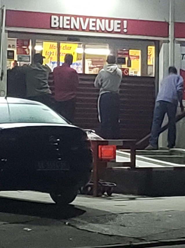 Par crainte de violences électorales – Auchan se barricade Par crainte de violences électorales – Auchan se barricade