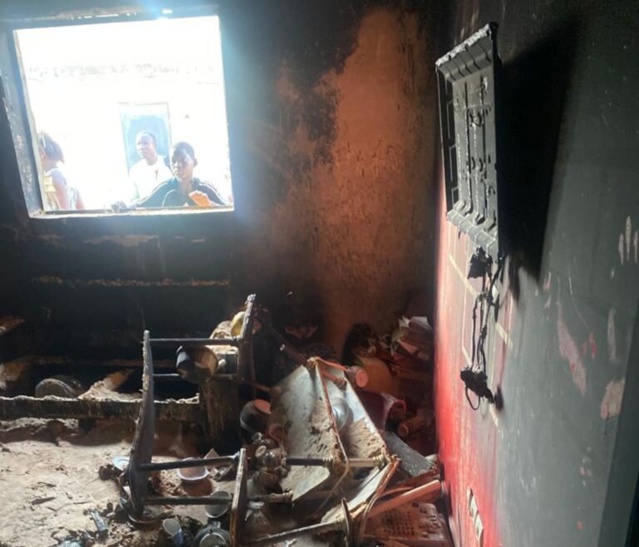 Keur Massar: Amadou Sall et son fils Talla brûlés vifs par des individus supposés appartenir à l'opposition Keur Massar: Amadou Sall et son fils Talla brûlés vifs par des individus supposés appartenir à l'opposition