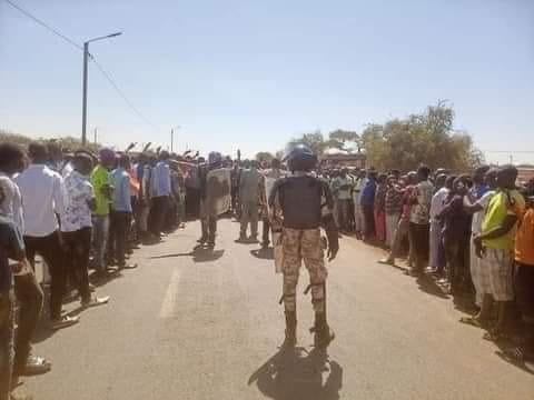 Mali : un convoi militaire français bloqué par des jeunes manifestants Mali : un convoi militaire français bloqué par des jeunes manifestants