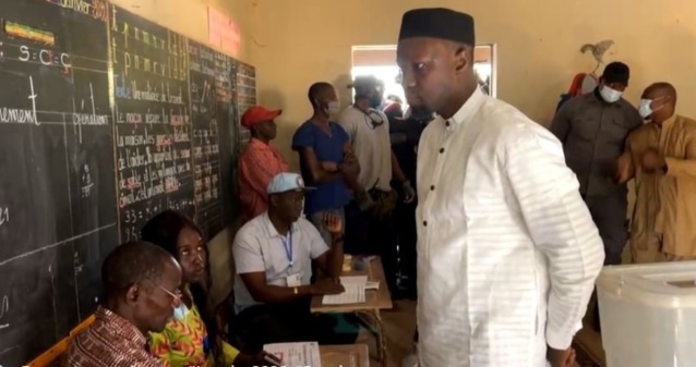 Elections locales à Ziguinchor: Ousmane Sonko dans son bureau de vote (Photos) Elections locales à Ziguinchor: Ousmane Sonko dans son bureau de vote (Photos)