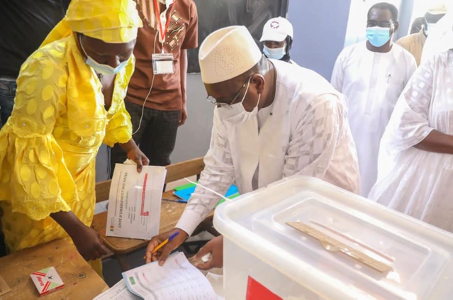 Loin de Dakar, objet de toutes les convoitises, le Président Macky Sall a voté à Fatick, son fief natal (PHOTOS)