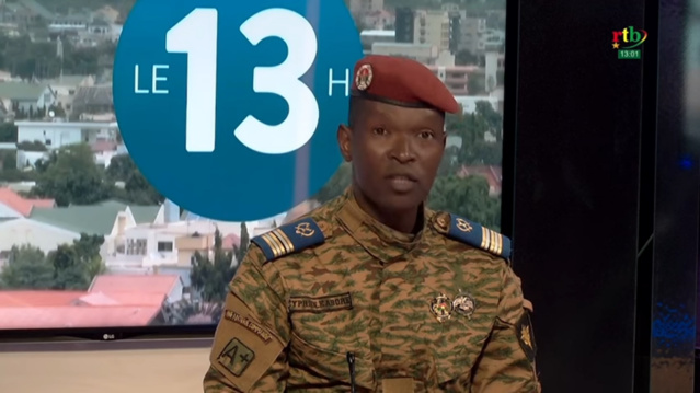 Burkina Faso: la junte rétablit la Constitution tout en donnant le pouvoir aux militaires Burkina Faso: la junte rétablit la Constitution tout en donnant le pouvoir aux militaires