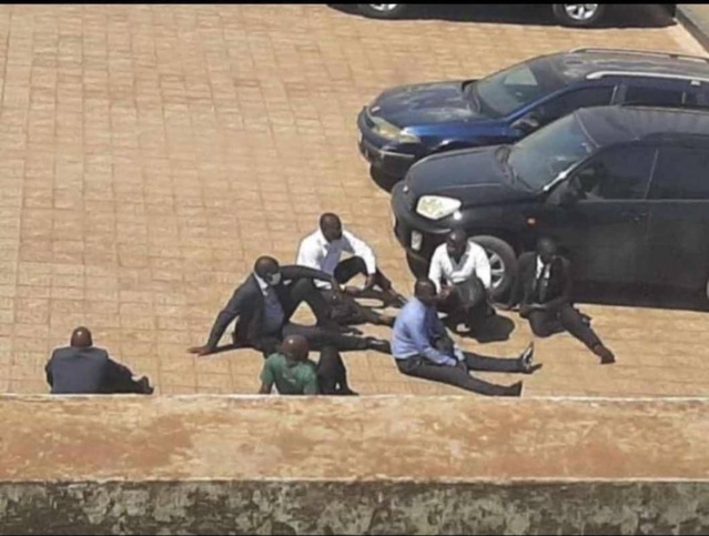 BISSAU- Tirs nourris à l’arme automatique aux alentours du palais présidentiel Guinéen... La garde rapprochée du Pr Embalo maitrisée...Des morts , plusieurs blessés et arrestations (VIDÉOS EXCLUSIVES) BISSAU- Tirs nourris à l’arme automatique aux alentours du palais présidentiel Guinéen... La garde rapprochée du Pr Embalo maitrisée...Des morts , plusieurs blessés et arrestations (VIDÉOS EXCLUSIVES)