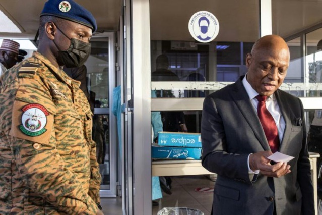 Burkina Faso: le président de la junte reçoit les partis politiques