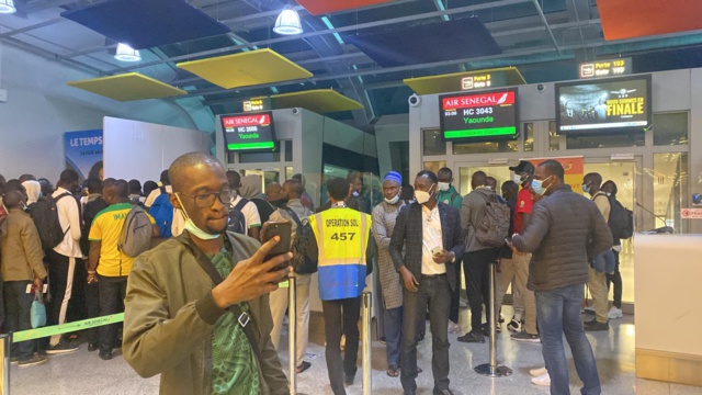 FINALE DE LA CAN- Des passagers, dont des épouses de joueurs Sénégalais, bloqués à l'aéroport de Dakar à cause d'...AIR SÉNÉGAL FINALE DE LA CAN- Des passagers, dont des épouses de joueurs Sénégalais, bloqués à l'aéroport de Dakar à cause d'...AIR SÉNÉGAL