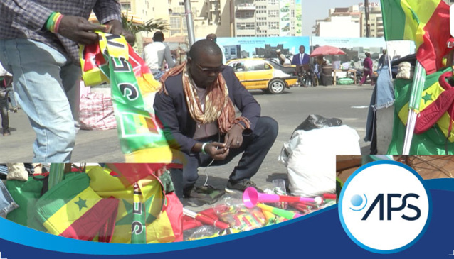 KAOLACK : LE RUSH AU MARCHÉ CENTRAL POUR L’ACHAT DE MAILLOTS DES LIONS, UNE BONNE AFFAIRE POUR LES COMMERÇANTS KAOLACK : LE RUSH AU MARCHÉ CENTRAL POUR L’ACHAT DE MAILLOTS DES LIONS, UNE BONNE AFFAIRE POUR LES COMMERÇANTS