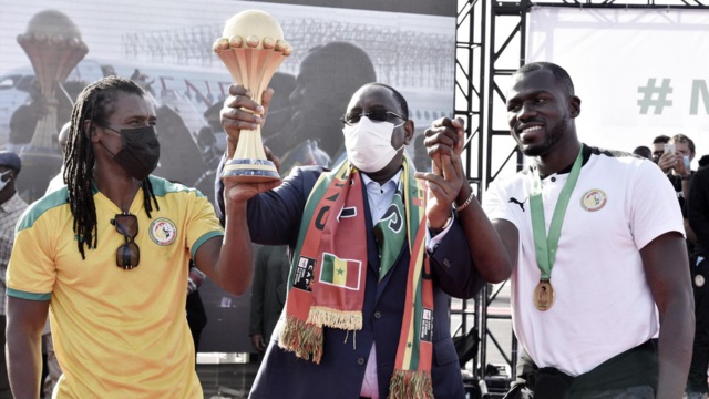 CAN 2022 : LES JOUEURS DU SÉNÉGAL ACCUEILLIS COMME DES HÉROS À DAKAR CAN 2022 : LES JOUEURS DU SÉNÉGAL ACCUEILLIS COMME DES HÉROS À DAKAR