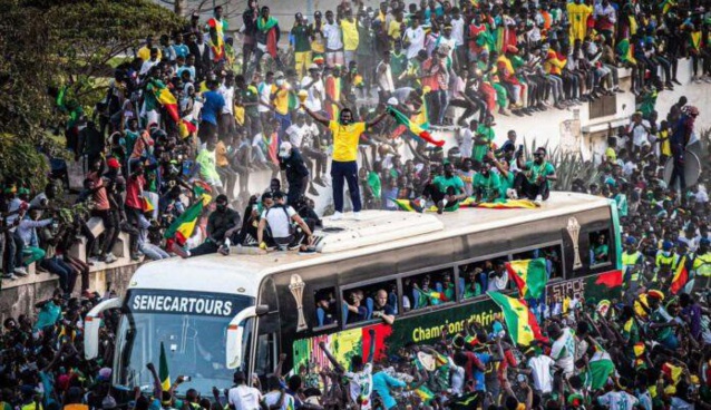 REPORTAGE – Accueil des Lions : Grandiose parade de l’équipe du Sénégal dans les rues de Dakar après le sacre au Cameroun