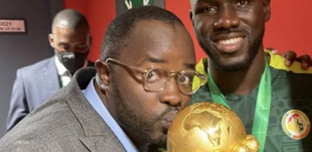 Cheikh Gadiaga avec la coupe D’Afrique des nations Cheikh Gadiaga avec la coupe D’Afrique des nations